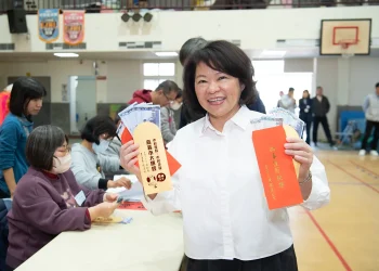 幸福有感！嘉義市普發6000元現金　市民攜家帶眷開心領