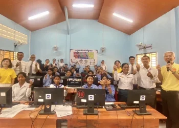 讓愛無國界！暨大攜手中外慈善組織　助柬埔寨高中重啟數位教育門戶