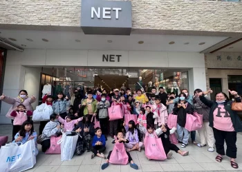 NET送暖不缺席　埔里店封館傳愛　南投家扶兒少歡喜添新衣