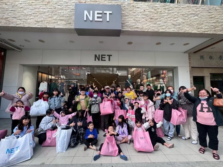 NET送暖不缺席 埔里店封館傳愛 南投家扶兒少歡喜添新衣
