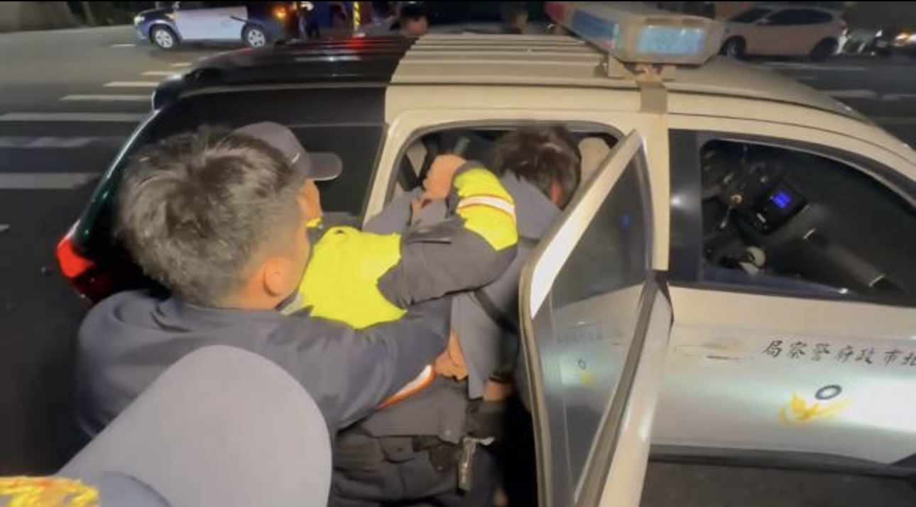 持刀男隨機攔車襲擊遇圍捕駕車逃逸衝撞金山警員 遭開槍制伏偵辦