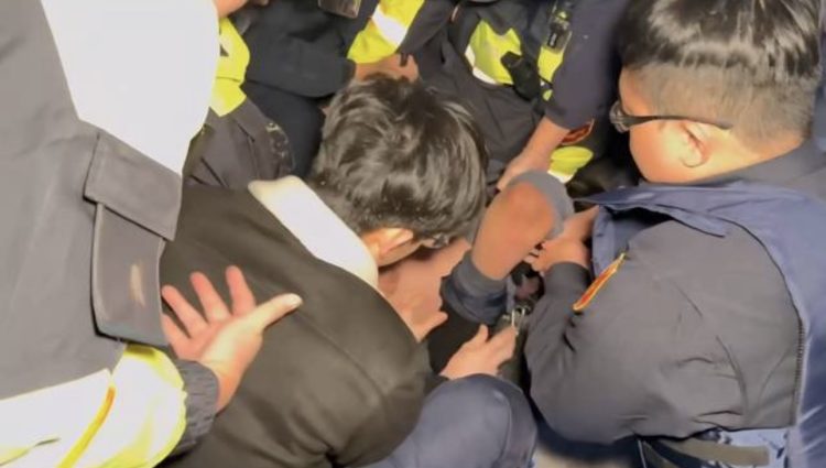 金山警員圍捕持刀男。翻攝照片