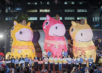 侯友宜攜極地超馬陳彥博揭幕　平溪天燈節馬年主燈搶先亮相