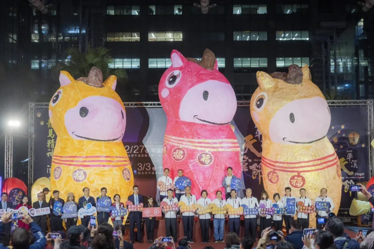 侯友宜攜極地超馬陳彥博揭幕　平溪天燈節馬年主燈搶先亮相