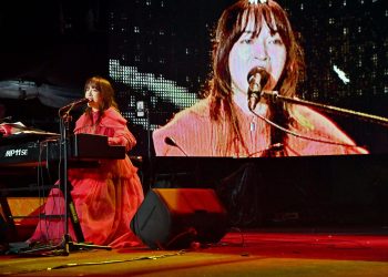 2025轉6 新北八里跨年晚會在寒冷飄雨中登場 民眾雨衣 雨傘依舊湧入八里河畔