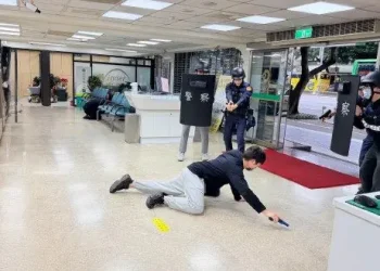 銀行搶案真實上演 北市警大同分局展現危機處理全程演練