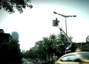 堅守崗位 路燈守護人春節無休