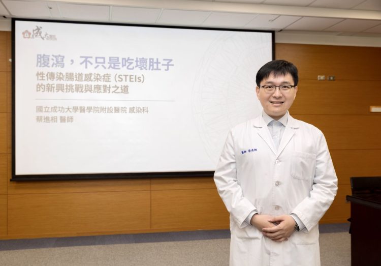 成大醫院感染科醫師蔡進相表示，疑似性傳染腸道感染者，應接受糞便檢體檢查，才能對症下藥。（成大醫院提供）