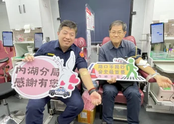 內湖警跨界出擊!捐血活動融入交通安全宣導