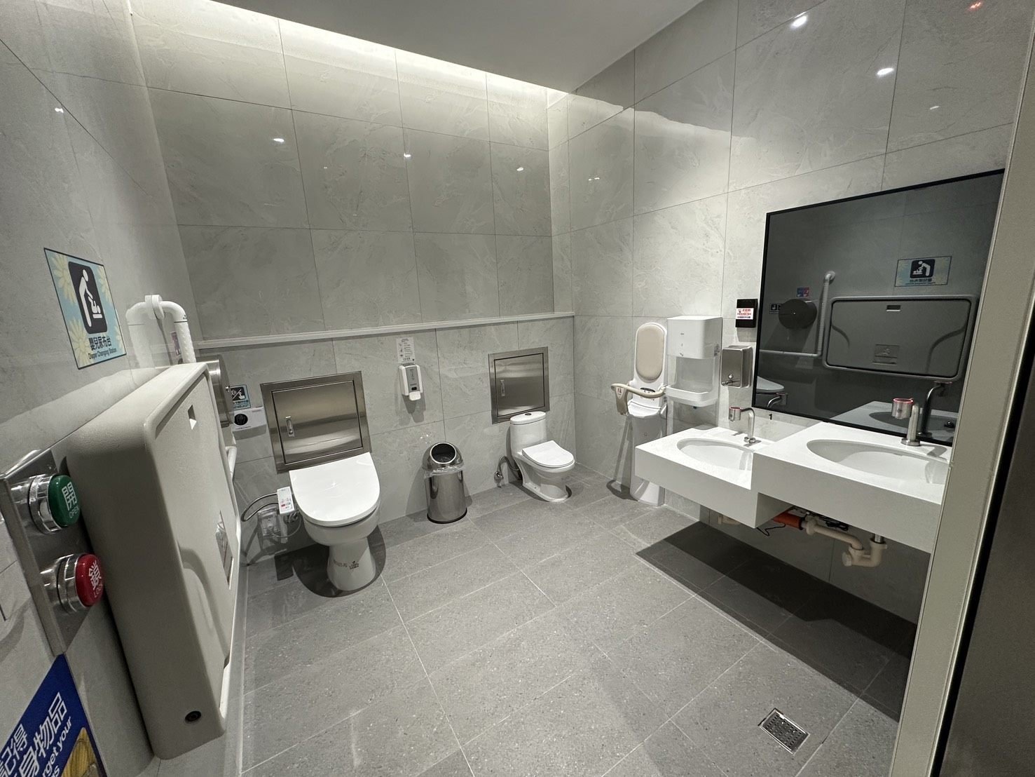 淡水站站後公園新廁所啟用　結合美學與智慧科技