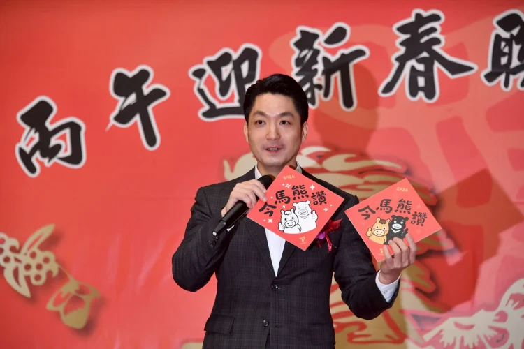蔣萬安揮毫迎新春　北市馬年春聯「今馬熊讚」亮相