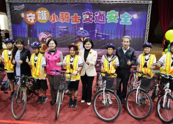守護小騎士安全　雲林縣發放5千件LED反光背心