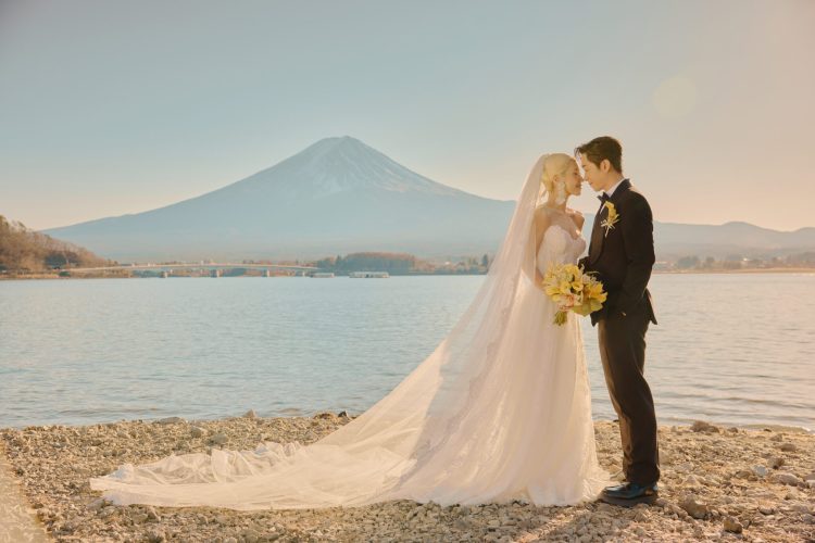 陳漢典 LULU夫妻喜帖藏幸福寓意　日本富士山見證下頂豔陽拍婚紗