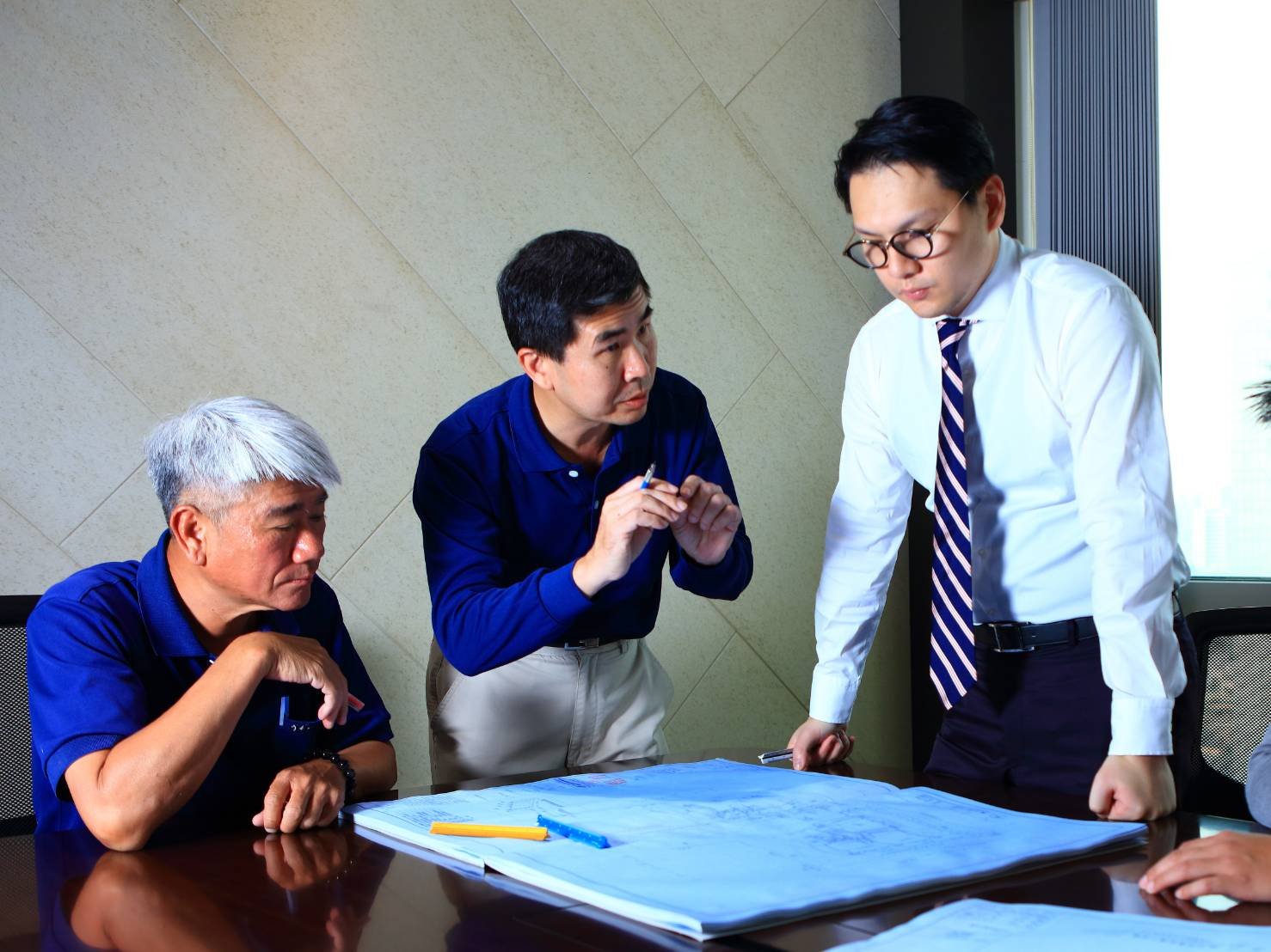 圖說三地集團宣布全面交班與重組，專業治理打造永續競爭力。右一三地集團鍾育霖董事