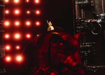 JOLIN 蔡依林2026 元旦豪氣開撒「愉悅紙鈔」討新年好彩頭 身騎「貪婪金豬」演繹人性各類慾望燃炸大巨蛋