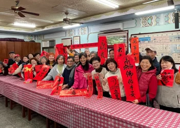 書法大師吳大仁團隊中壢圓光禪寺揮毫送春聯　僧俗歡喜