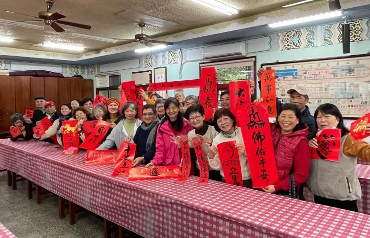 書法大師吳大仁團隊中壢圓光禪寺揮毫送春聯　僧俗歡喜