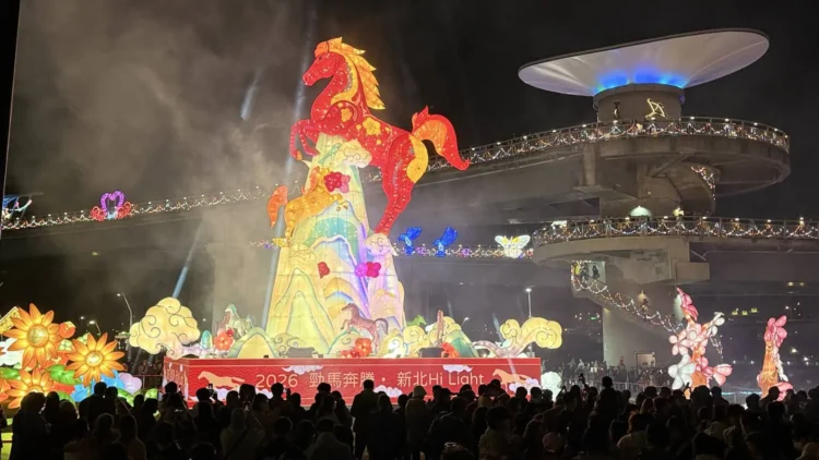 2026新北燈會「勁馬奔騰・新北 Hi Light」點燈　 嗨玩大都會公園夢幻遊樂場