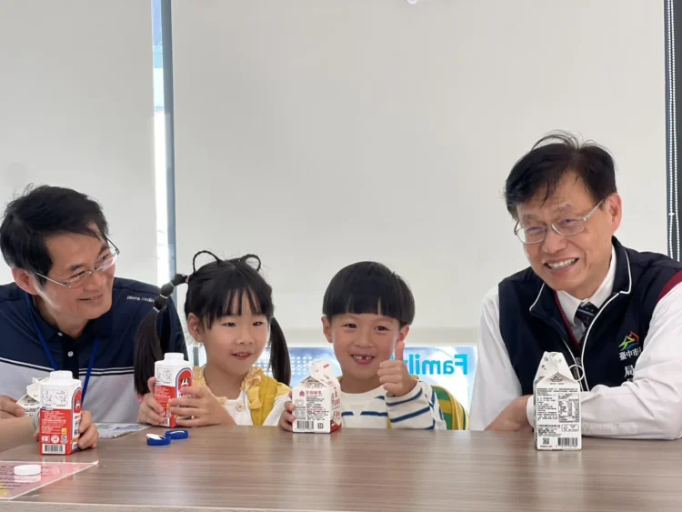 台中有鈣讚計畫上路首日　教育局長視察兌換流程　強調多元選擇、便民與食安