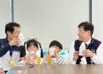 「台中有鈣讚」上路　首日近2萬學童兌領