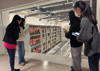 中市圖十週年推閱讀挑戰　綠美圖密集書庫排HBD字樣祝福