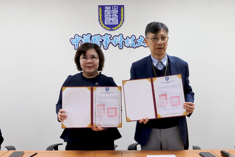 中華醫大校長李碧娥(左)與衛生福利部新營醫院院長莊毓民(右)代表雙方簽署合作備忘錄。(圖/中華醫大提供)
