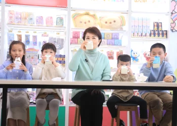 超前部署!中市府將啟「台中有鈣讚計畫」 盧市長視察超商兌領機制 確保學童安心喝鮮奶