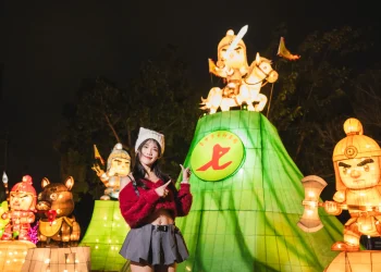 七將軍爺「神助攻」！　民政局拍宣傳片記憶卡掉落燈區 膜拜「忠義護鄉土」燈組5分鐘內尋回