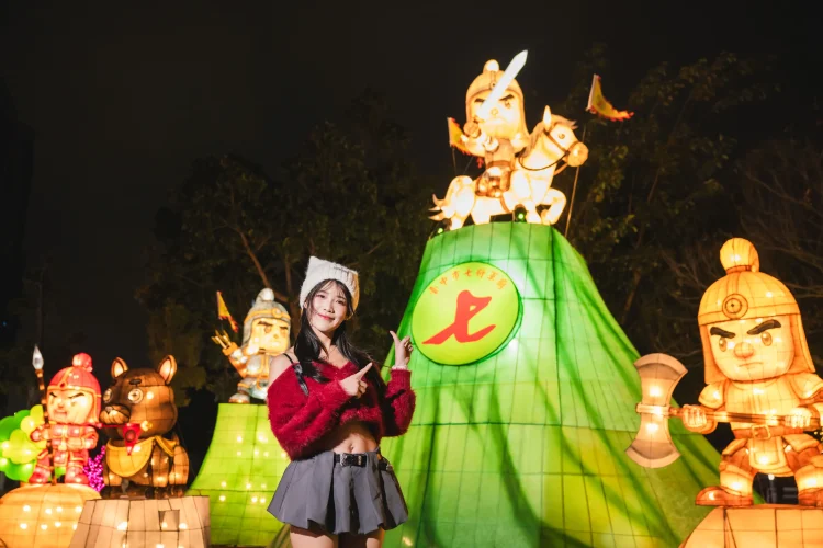 七將軍爺「神助攻」！　民政局拍宣傳片記憶卡掉落燈區 膜拜「忠義護鄉土」燈組5分鐘內尋回