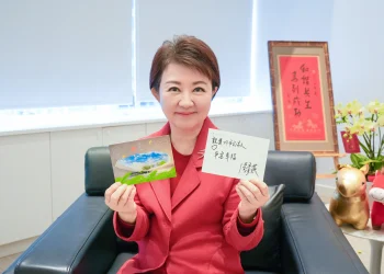 中央公園「小年獸明信片」亮相！　盧市長寫下「平安幸福」送給市民家人