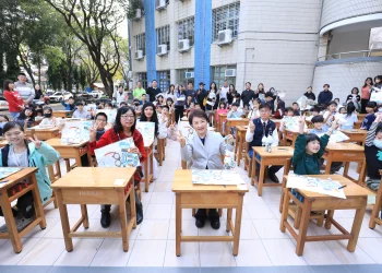 市府自籌4.5億全面汰換15萬套國中小課桌椅！　盧市長親赴東興國小關心學生領用情形 阿公阿嬤也帶孫來領