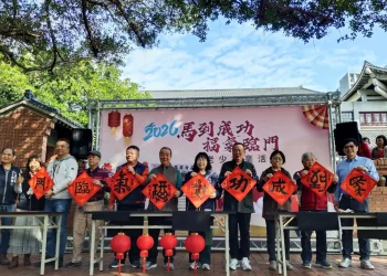 揮毫傳溫情　台中市長青中心邀老少同樂迎新春