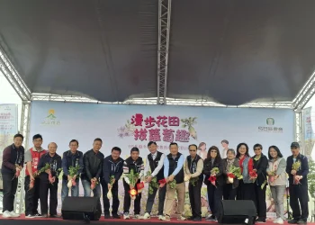 漫步花田拔蘿蔔　親子同遊體驗農村慢生活