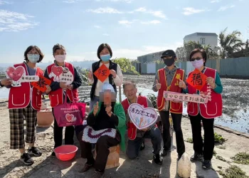 龍井地政所年菜傳愛　結合防詐宣導守護長輩財產