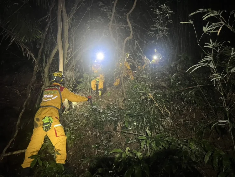 夜幕山林驚魂 基隆消防兩小時成功救回迷途7旬婦