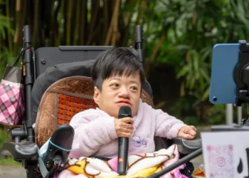 「玻璃娃娃」小雪　松菸街頭開唱　甜美嗓音吸引駐足　路人打賞鼓勵