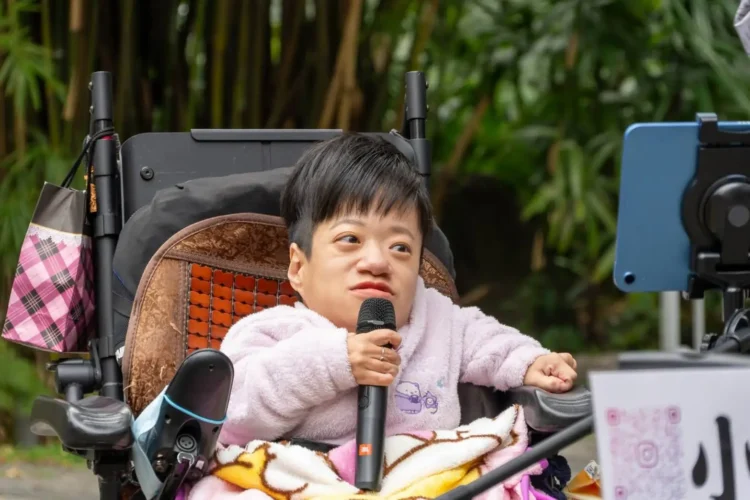 「玻璃娃娃」小雪　松菸街頭開唱　甜美嗓音吸引駐足　路人打賞鼓勵