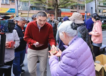 謝國樑走訪信義、仁愛市場　發送「Horse發生」紅包拜早年