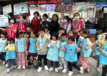 萌娃參訪高雄小港戶所 扮演小小戶籍員學習為民服務