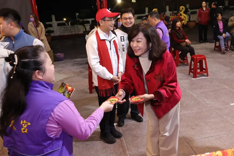 邱佩琳走訪基隆廟宇拜年　發送「Horse發生」紅包與市民同歡 新年快樂