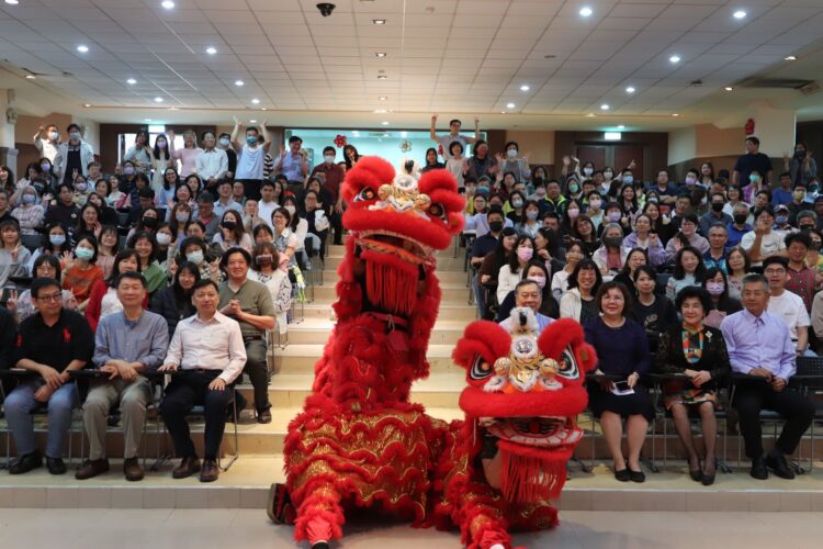 中華醫大丙午馬年新春團拜國軍舞獅社團特別蒞校表演祥獅獻瑞迎春納福助興,祝福校運昌隆。(圖/中華醫大提供)