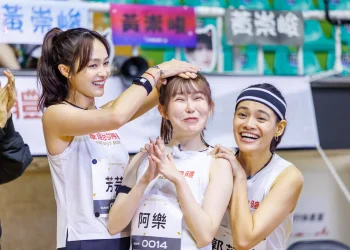 紅白最終戰炸裂 白隊芳芸霸氣喊 ALL IN 紅隊 C.Holly 倒著推雪撬