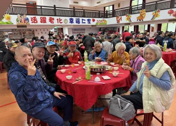 年菜飄香　六合樂團現身萬里仁愛之家　10年陪伴圍爐迎春