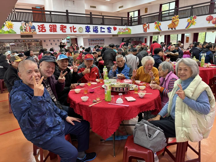 年菜飄香　六合樂團現身萬里仁愛之家　10年陪伴圍爐迎春