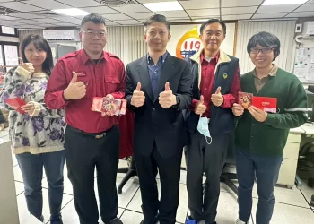 春節堅守崗位守護城市 基隆消防局長游家懿慰問執勤同仁 新年快樂