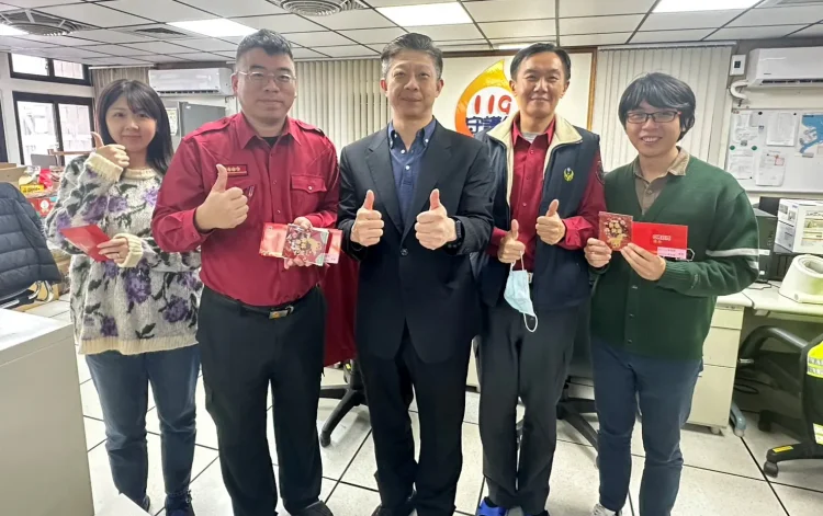 春節堅守崗位守護城市 基隆消防局長游家懿慰問執勤同仁 新年快樂