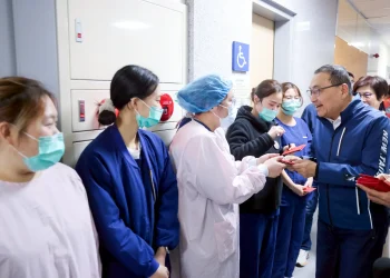 新年快樂 除夕慰問新北聯醫 侯友宜感謝醫護人員 守護民眾健康