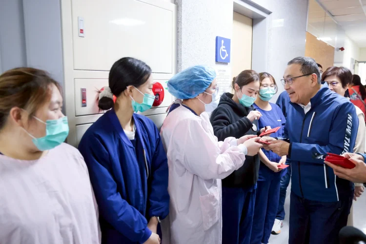 新年快樂 除夕慰問新北聯醫 侯友宜感謝醫護人員 守護民眾健康