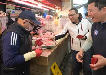 除夕倒數3天　侯友宜視察傳統市場及超市　買氣旺、備貨足、公安不打折