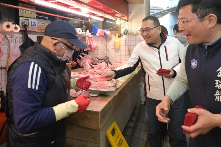 除夕倒數3天　侯友宜視察傳統市場及超市　買氣旺、備貨足、公安不打折